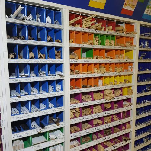 Grand choix de moulures.