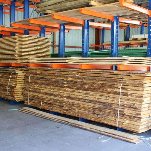 Grand stock de bois brut.