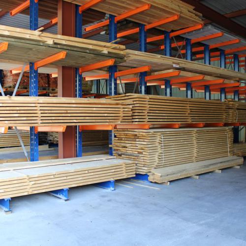 Grand stock de bois brut.