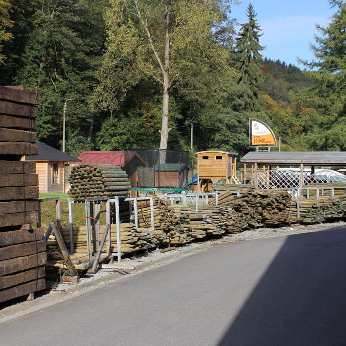 Stock piquets et billes de chemin de fer.