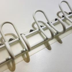 Porte manteaux acier laqué blanc.