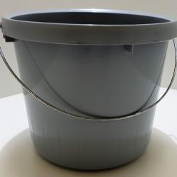Seau plastique.