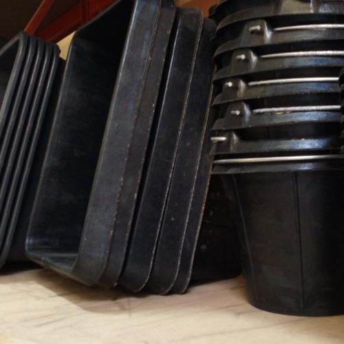 Cuvelle et seau de maçon