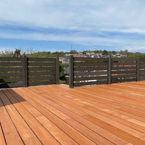 PLUS SOLIDE ET UNE DURÉE DE VIE PLUS LONGUE QUE LES CLÔTURES EN BOIS OU BÉTON.