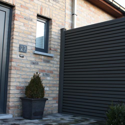 UNE CLÔTURE UNIQUE QUI COMBINE LE DESIGN ET LA DURABILITÉ.GRAPHITE BLACK