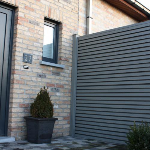 UNE CLÔTURE UNIQUE QUI COMBINE LE DESIGN ET LA DURABILITÉ STONE GREY