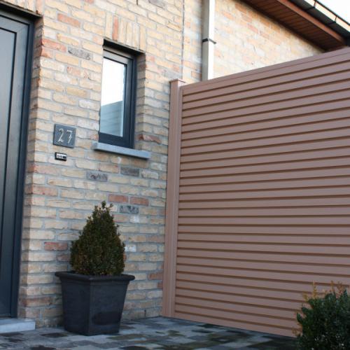 UNE CLÔTURE UNIQUE QUI COMBINE LE DESIGN ET LA DURABILITÉ TROPICAL BROWN